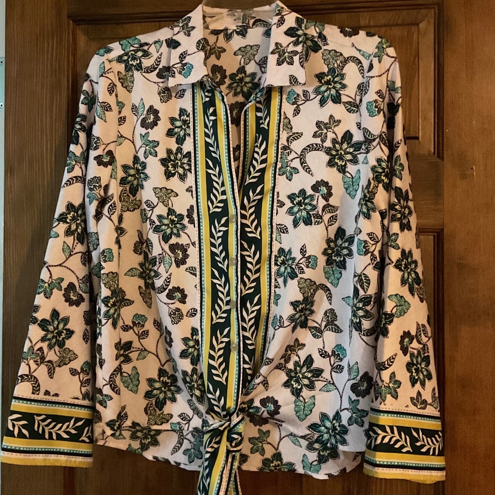 Loft Small Hibiscus button and tie front blouse great condition